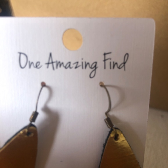 NWT gold earrings one amazing find - Picture 5 of 6